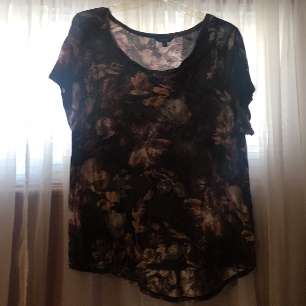Vera Wang Size 2 Green Floral T-Shirt